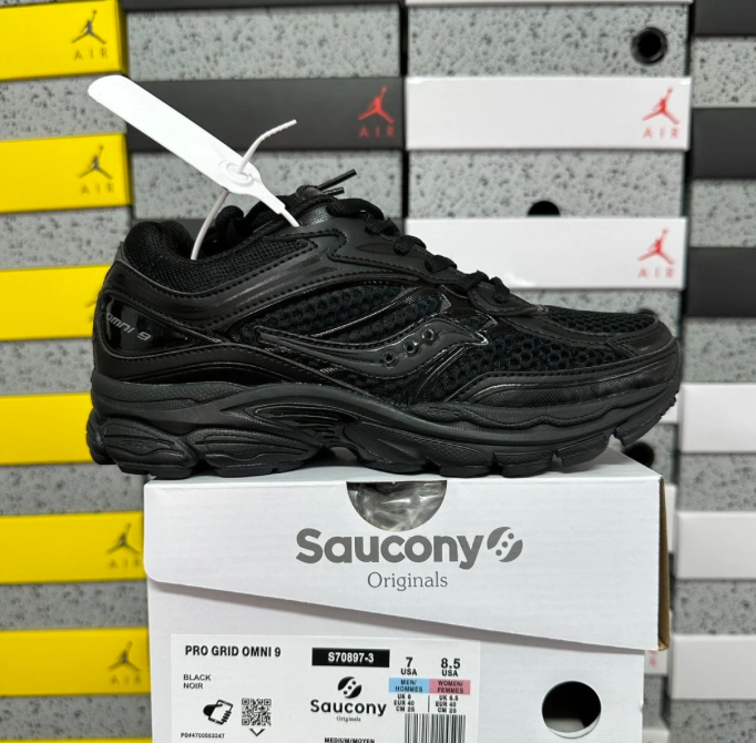 SAUCONY