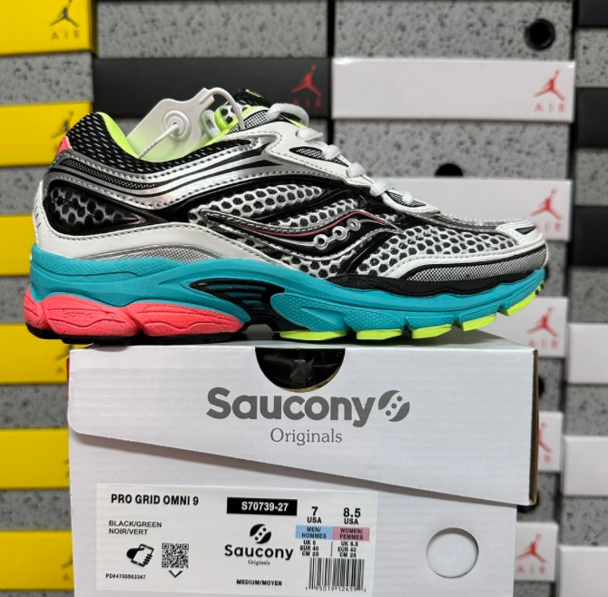 SAUCONY