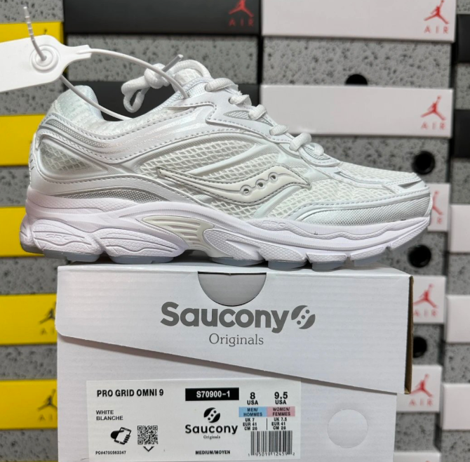 SAUCONY